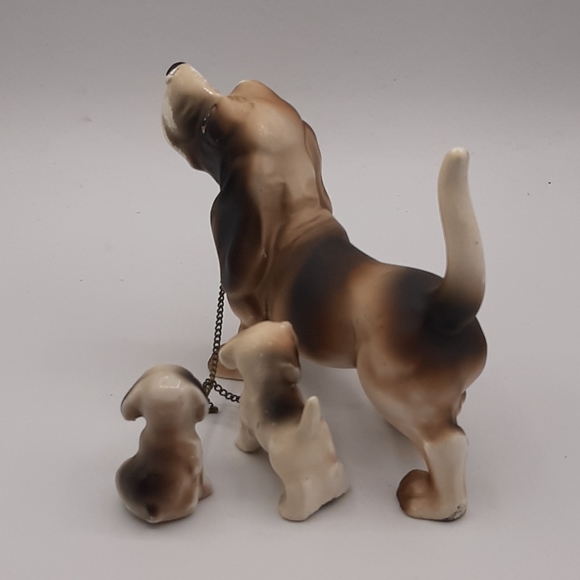 Bassett Hound Dog Mom with Two of Her Puppies on a Chain Porcelain Vintage - Picture 3 of 8